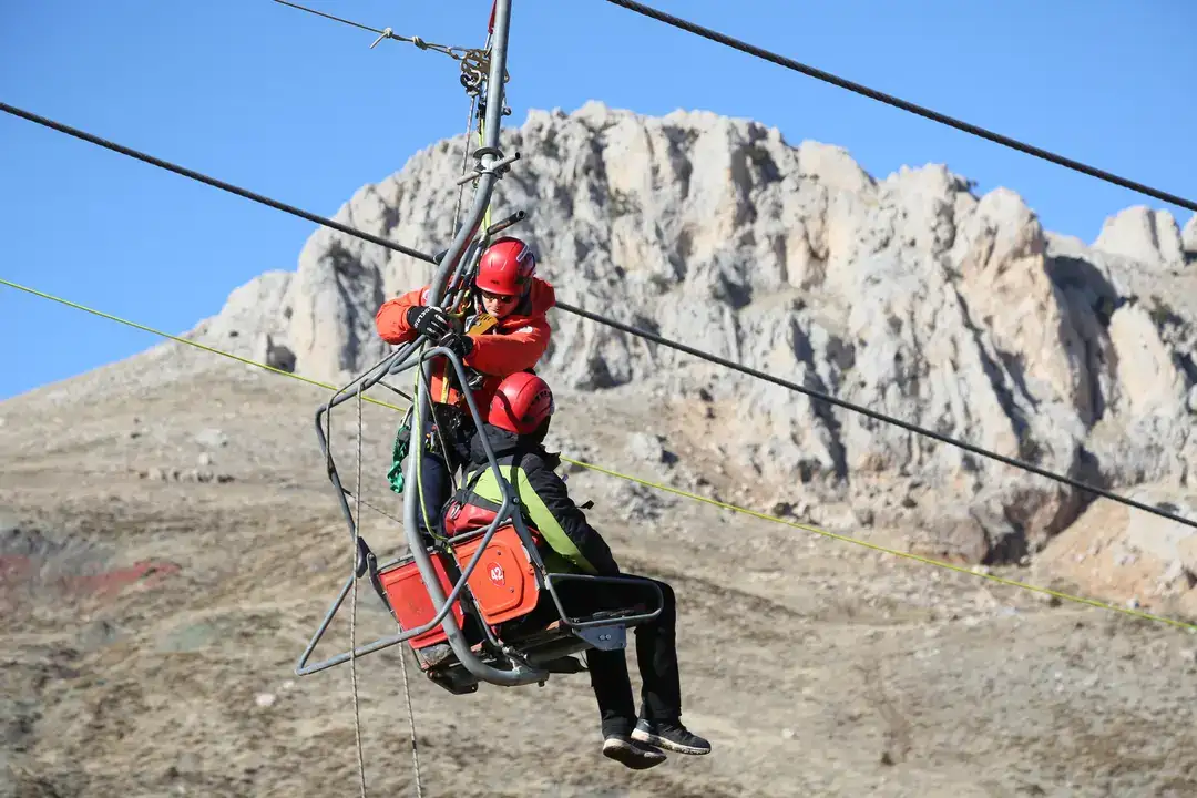 Saklıkent Teleferiğinde 14 Kişi Mahsur Kaldı 3
